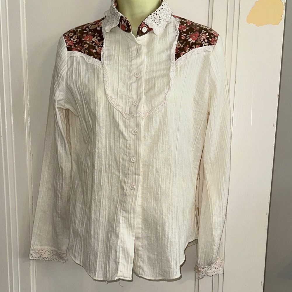 Vintage 70s Prairie Western Fritzi Cream Crinkle Cloth Floral Lace Trim Shirt